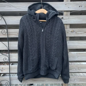 Stickad Cardigan  - Sjukt fet mörkgrå stickad/fodrad cardigan. Riktigt tjock och härlig. Fint skick. Storlek L. Hör av er vid funderingar🙌🏻