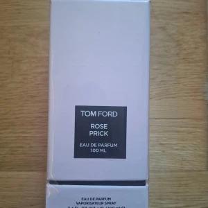 Tom Ford Rose Prick 100ml - Tom Ford Rose Prick Eau de Parfum i stor flaska på 100 ml. En exklusiv och trendig parfym som sticker ut och passar dig som vill ha något unikt i din samling. Den är äkta och oöppnad.