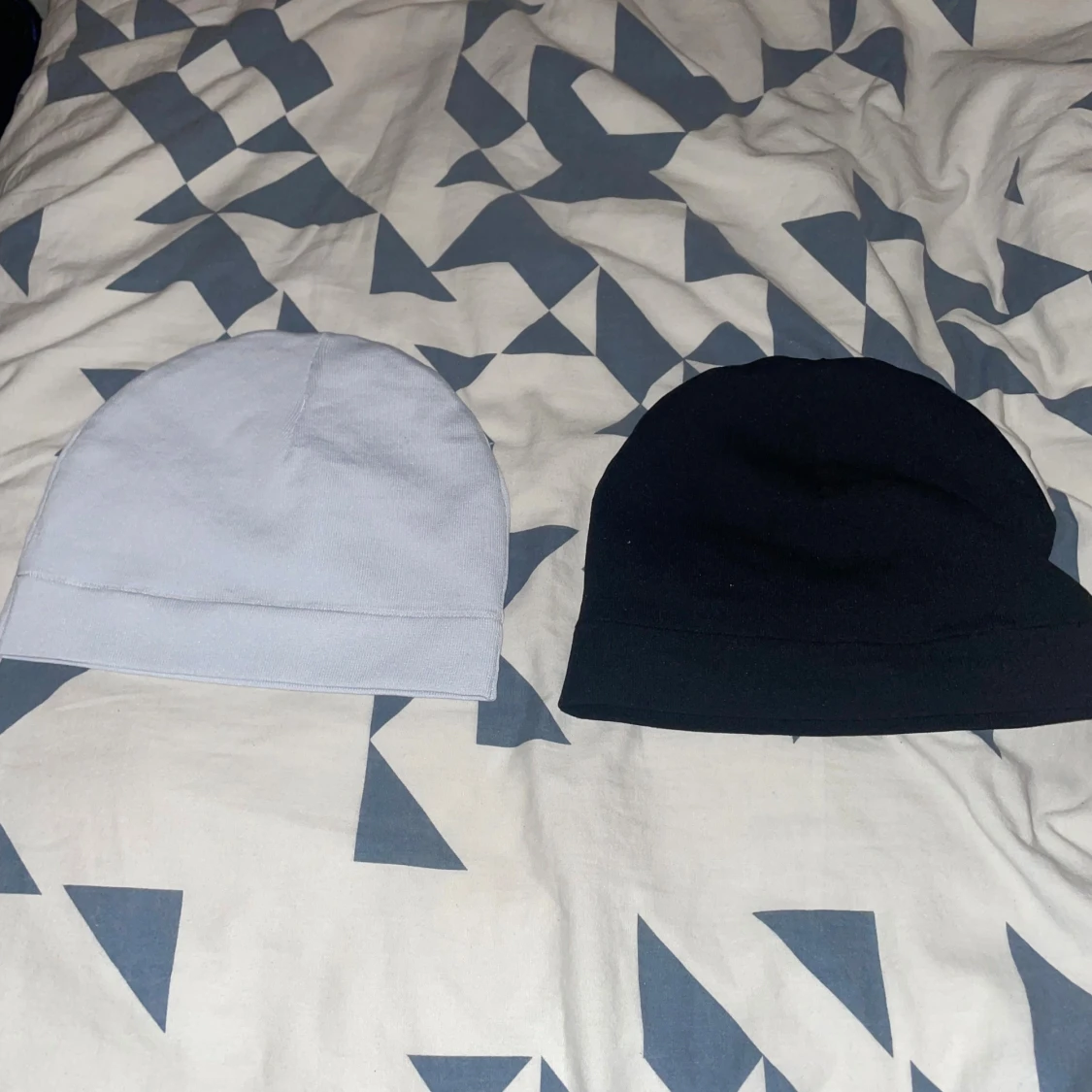 Satinmössa i svart och ljusgrå/vit 1 för 300kr - 1