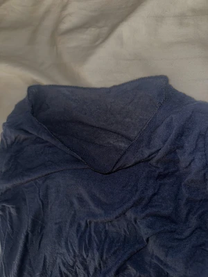 Marinblå Kashmir Intimissimi tröja  - En långärmad ursnygg kashmir tröja med v-ringad hals. Tröjan används inte längre därav säljer jag den! Enda som saknas är märket inne i tröjan som tvättats bort i tvätten. Strl S men passar också M 🩷Nypris 489kr! 