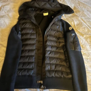 Moncler cardigan - Säljer min moncler cardigan då jag inte använder den. Annars är den i jättefin skick skön jacka att ha på sig och kvitto finns självklart. 