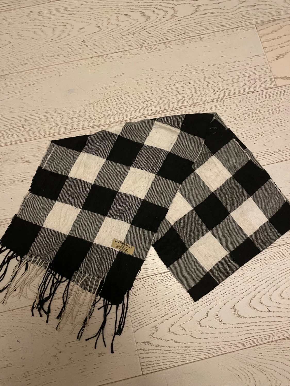 Rutig svartvit halsduk från Burberry - 2