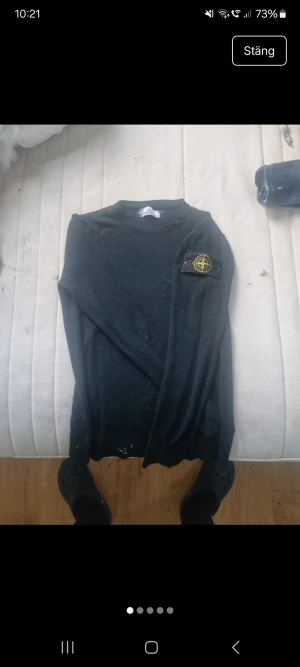 Stone island tröja - Hör har vi en skön syone island tröja I stolek 158cm för grabbar!! Den kan passa tjejer oxå eftersom dne sitter ganska tight o fint den kommer med sin lapp som sitter runt stone island märket, den har tappat sin tag vid nacken så vi sydde fast den igen meb annars så är den fräsch ekta och i bra skick endå, hoppas ni gillar den går ej ner pris)