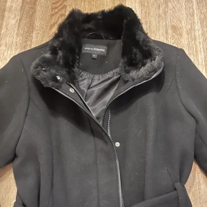 Kappa - En fin kappa som slutar över knäna i storlek M. Inga defekter 