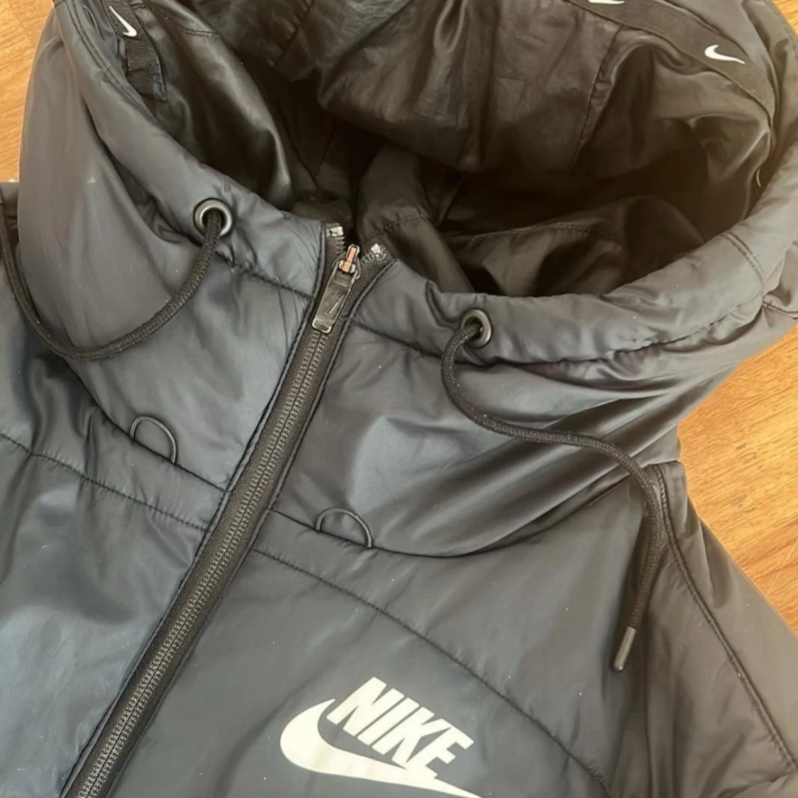 Svart pufferjacka från Nike med huva - 3