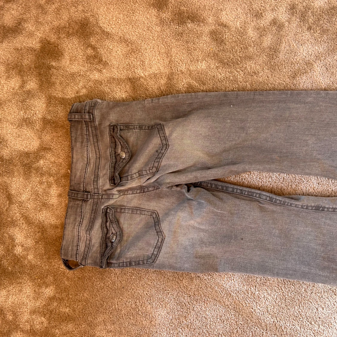 Grå jeans med bootcut passform. - 1