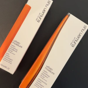 Shu Uemura Urban Moisture duo - OANVÄNDA, OÖPPNADE, Urban Moisture hydro-nourishing shampoo och conditioner från Shu Uemura, båda med moringaextrakt. Snygga förpackningar i vitt och orange, 250 ml vardera. Perfekt för dig som vill ge ditt hår extra fukt och näring. Nypris 1000kr