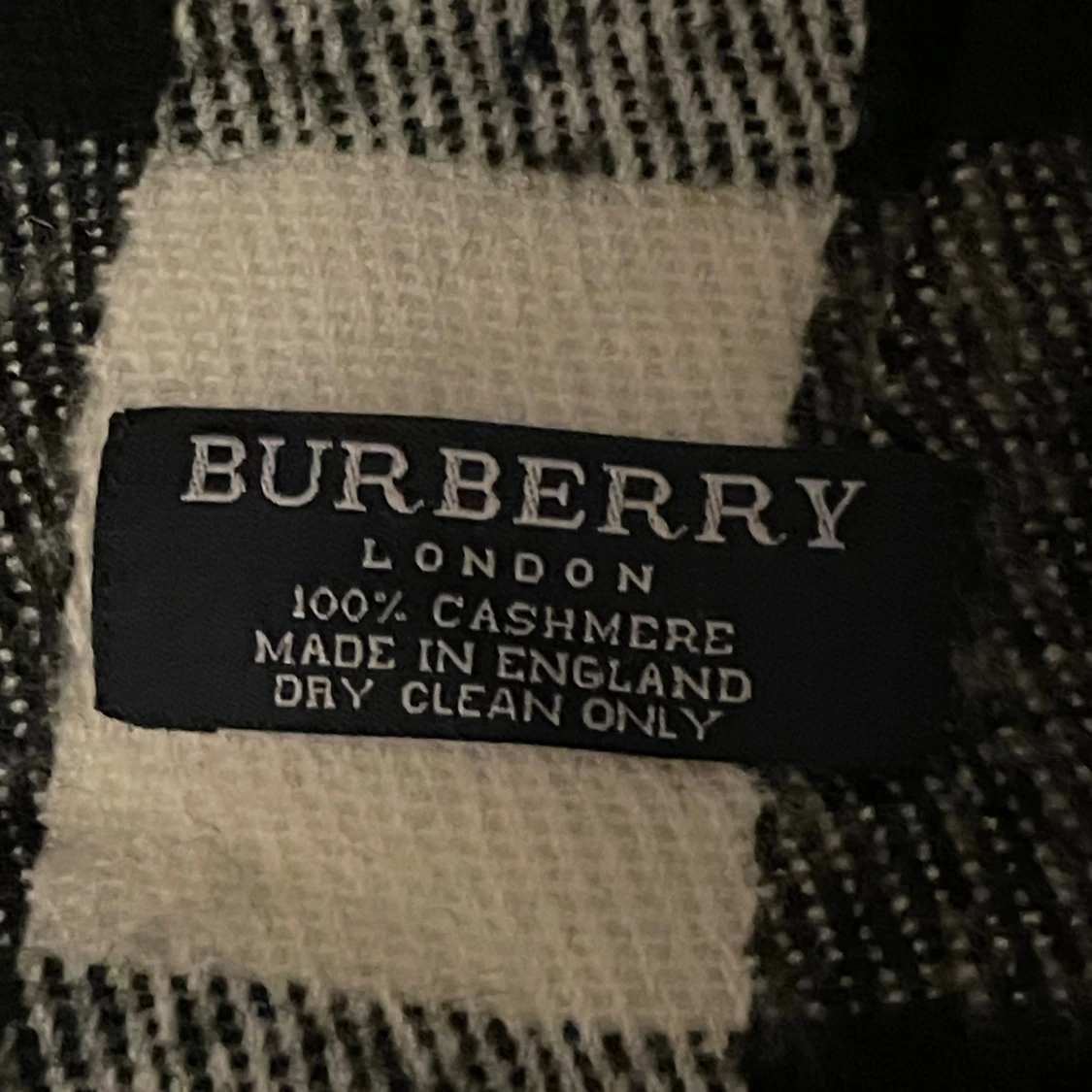 Rutig svartvit halsduk från Burberry - 1