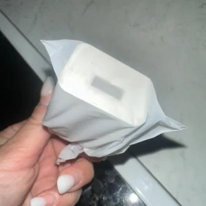 USB Power Adapter Strömadapter - Säljer en strömadapter.   Modell: SQ-0503000AE Input: 100-240V Output: 5.0V=3.0A 15.0A MAX USB Power Adapter, modell A1400. Passar iPhone och iPad. Vit färg, EU-kontakt. Adapter är i gott skick med mindre yttre slitage. Perfekt för laddning av Apple-enheter hemma eller på resan.