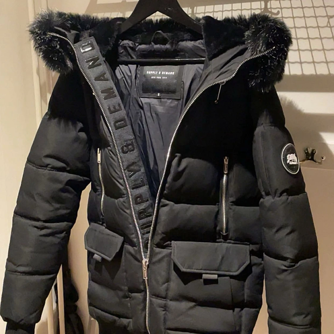 Svart pufferjacka Supply & Demand - 1