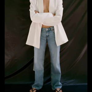 Jeans Zara  - Jag säljer dessa trendiga jeans från Zara som jag köpte i somras men som bara legat hemma pågrund av försmå för mig, jag har tagit av lapparna men dom är endast provade, modellen heter jeans trf wide leg låg midja, skriv om mer bilder önskas så skickar jag men det är dom på bilden