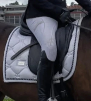 Vitt equestrian Stockholm schabrak  - Equestrian Sthlm schabrak storlek cob, väl använt men fint skick 