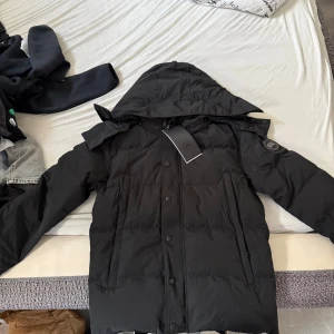 Canada Goose - Säljer min canada goose wyndham parka då jag inte har någon som helst användning av den för att den var för har en annan, Storlek S helt ny