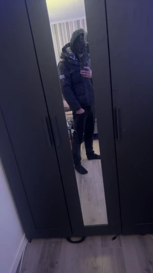 Svart Burberry pufferjacka med avtagbara ärmar - Säljer en svart pufferjacka från Burberry med avtagbara ärmar så du kan bära den som väst. Jätte bra passform, perfekt nu inför kalla dagar. Aldrig använd.