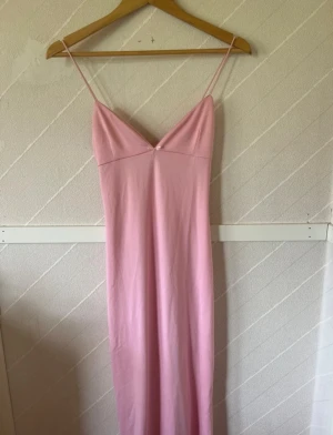 Rosa klänning - Superfin figurnära klänning från Bershka, helt oanvänd i storlek S
