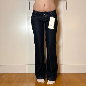 Lågmidjade bootcut jeans lowwaist lowrise  - Helt nya ultra low jeans. Storlek s enligt lapp. Innerbenslängd: 82 midjemått: 37 stretch till 42. Kan inte gå ner så mycket i pris då de är helt nya. Köp sker via köp nu, jag postar inom 24h. Kvar tills markerad såld 