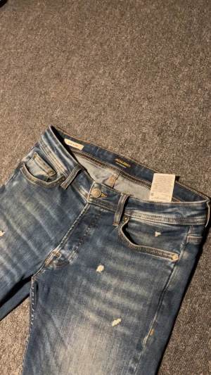 Blå slitna jeans från Jack & Jones - Jeans med slitningar från Jack & Jones | Storlek W 29 L32 | Skick 8/10 | Tveka ej med frågor