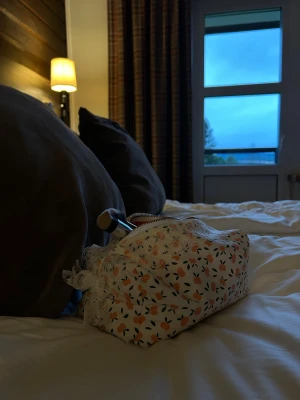 Apple orchard bag 🍎 - En stilren necessär som är egenhändigt tillverkad med hållbart material, lätt att rengöra och rymmer alla dina favorit produkter ✨                          249kr 🎀