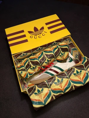Adidas gazelle x Gucci - Hej! Säljer ett par Adidas gazelle, i collab med Gucci. Fint skick, endast använda ett fåtal gånger!  Autentiska skor, köpta i Gucci butik. Medföljande box och extra snören! Slänger även med ett par crease skydd :)  Priset är inte hugget i sten, hör av dig vid intresse 🙌