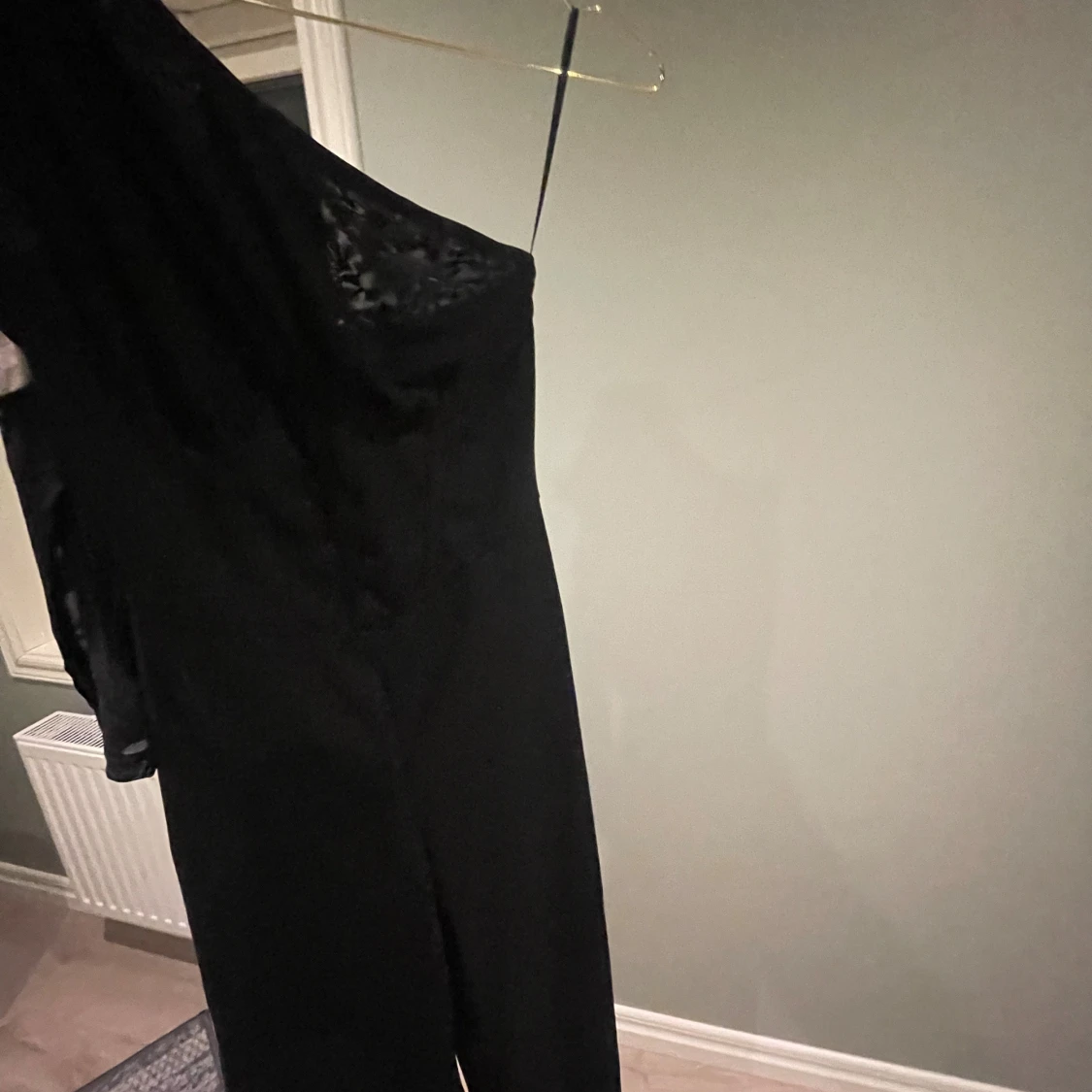 Svart långklänning med oneshoulder