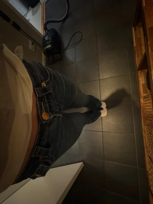 True Religion Joey Low Rise Flare Jeans - Säljer ett par blå True Religion Joey jeans med låg midja och flare-ben. Klassiska guldknappar, gul kontrastsöm och ikoniska broderade bakfickor. Riktigt snygga och i nyskick! 🫶✌️🤗