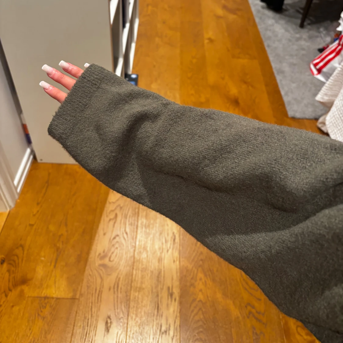 Mörkgrön stickad tröja med vida ärmar - 3