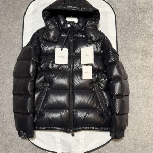 Moncler Maya  - Moncler Maya i size 3/m-L, skick 9/10, kvitto tags galge extra knappar samt dustbag medföljer vid köp, ny årsmodell/ 2022, nypris 18000kr, vid funderingar hör av er.