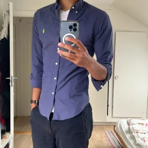 Blå skjorta från Ralph Lauren - Snygg marinblå skjorta från ralph lauren i strl S, hör av dig ifall du har fler frågor eller annat😊