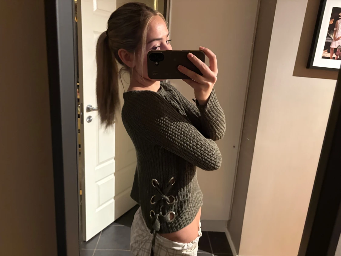 Olivgrön stickad tröja med snörning - 2