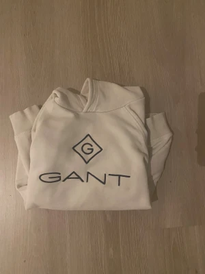 Gant Hoodie - Tjenare! Säljer nu denna hoodie pga att den är för liten. Pris kan diskuteras vid snabb affär!