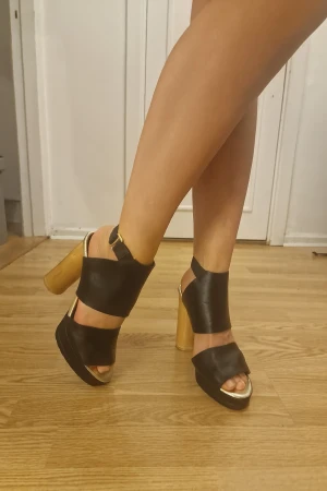 Klackskor från Rodebjer  - Snygga svarta klackar med breda remmar i skinn och öppen tå. Sparsamt använda. 