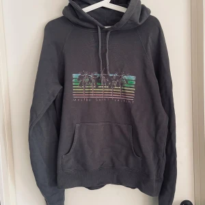 Saint Laurent Hoodie - Säljer grå Malibu Saint Laurent hoodie. I perfekt skick. Passar både storlek S och M. Självklart äkta.