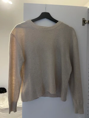 Kashmir tröja  - Jätte fin Kashmir tröja, säljer pga har för många, inga defekter. Använd 2-3 gånger!! Köptes i butik för 2000