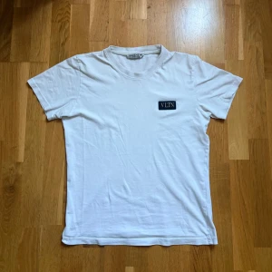 Valentino tshirt  - Vit t-shirt från Valentino med VLTN-logga på bröstet. Klassisk rund hals och korta ärmar. Tillverkad i mjuk bomull som känns skön mot huden. Den är i väldigt bra skick. Hör av dig om du undrar över något💯