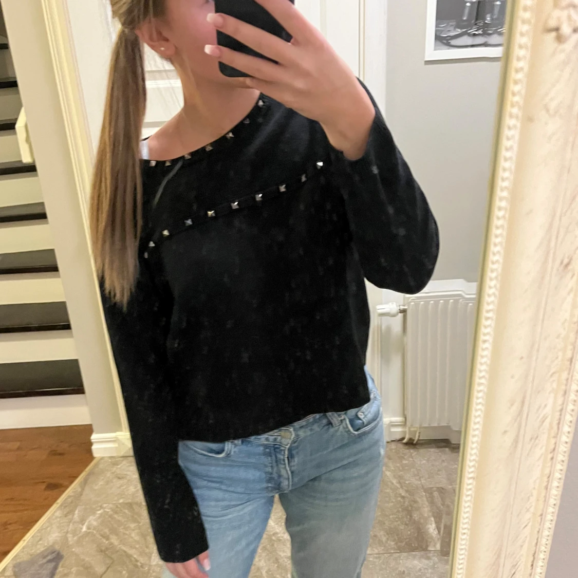 Svart stickad tröja med nitar