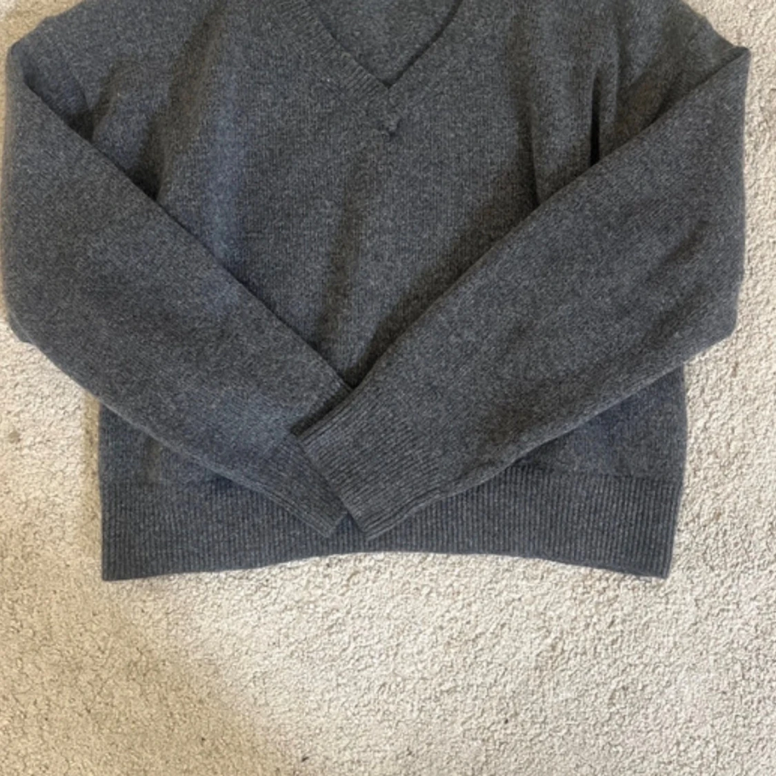 Grå stickad tröja - 1