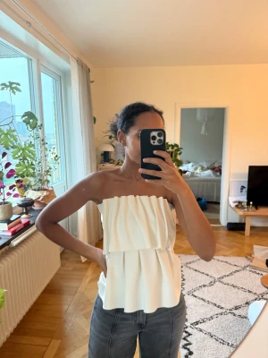 House of Dagmar - Sculpted tube top White  - House of Dagmar - Sculpted tube top White  Strl 34/XS Använd 1 gång. Väldigt bra skikt. Inga defekter.  Nypris: 3000 SEK