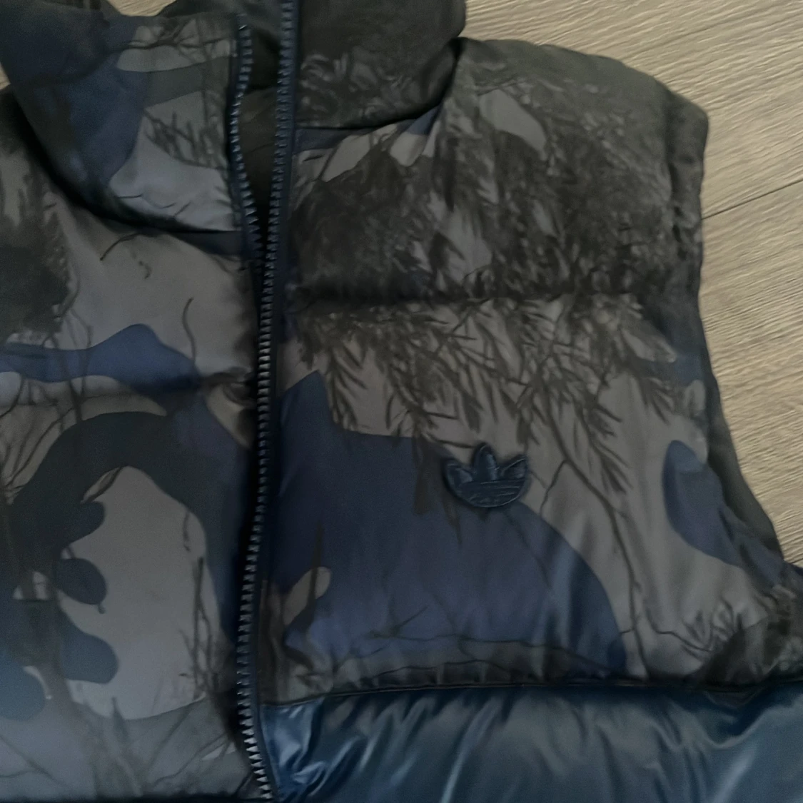 Blå dunväst med camomönster från Adidas - 3