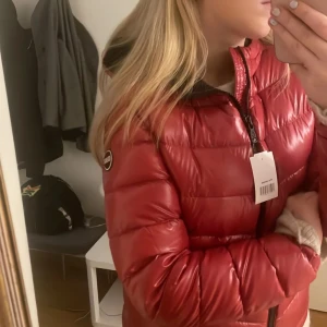 Colmar vinterjacka  - Super snygg pufferhacka ifrån Colmar som är så skön och varm i vinter, kan sälja för 2500kr eller byta mot fjällräven jacka/ annan Colmar jacka, nypris runt 7000kr ! Skriv gärna vid intresse eller om du har en jacka du vill byta ❤️
