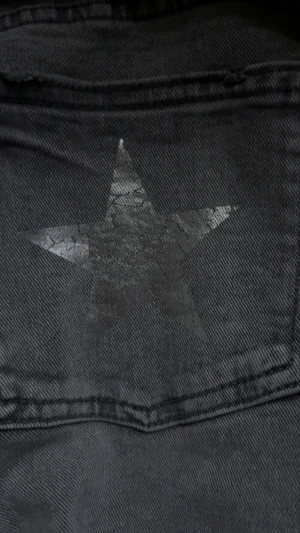 Grå jeans med stjärndetalj - Säljer gråa jeans med en stjärna på ena bakfickan, använd endast en gång!