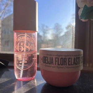 Sol de Janeiro Brazilian Crush 68 - Perfume mist med 240 ml volym. Flaskan har en fräsch och modern look, perfekt för dig som vill ha något trendigt i din samling. Ingredienser som Brazilian Jasmine och Pink Dragonfruit syns på etiketten. Burken & Flaskan är halvt använda och därför sänks priset.