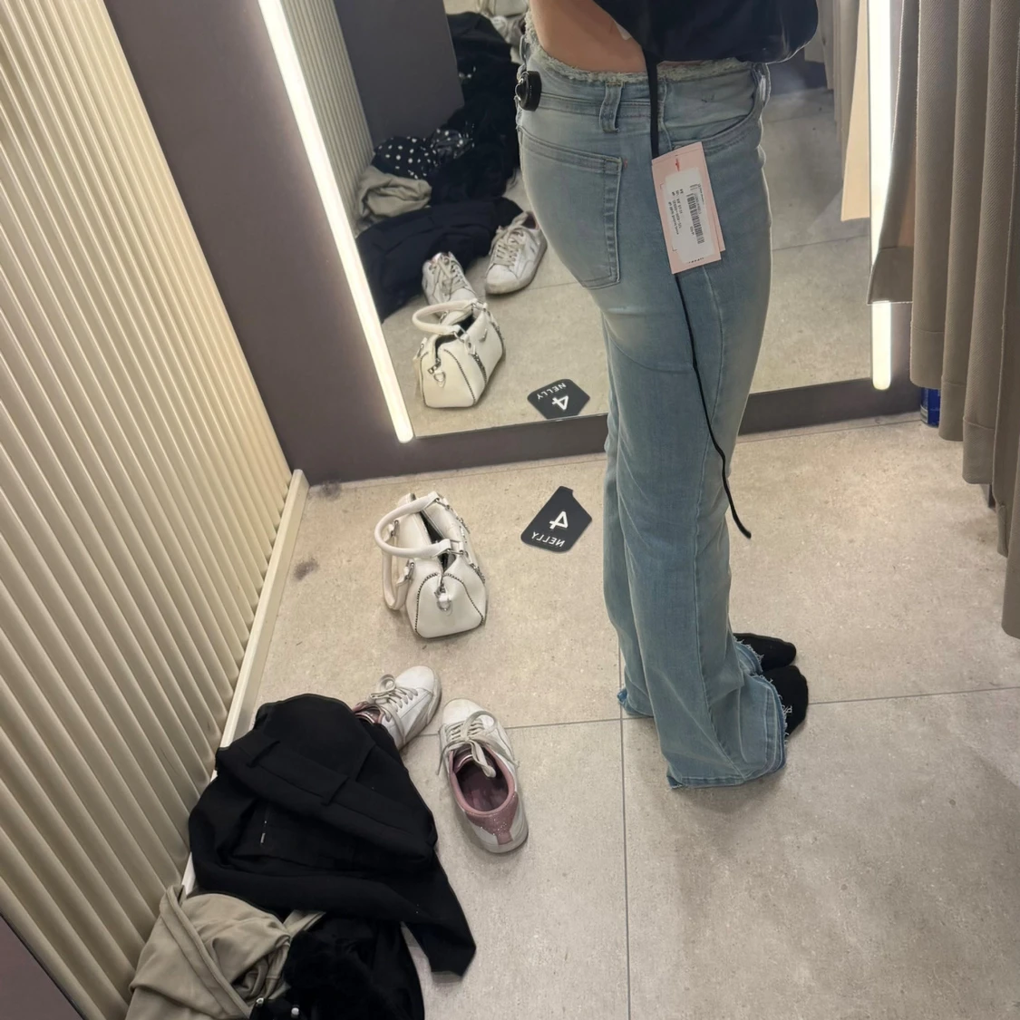 Ljusblå bootcut jeans med rå kant - 2