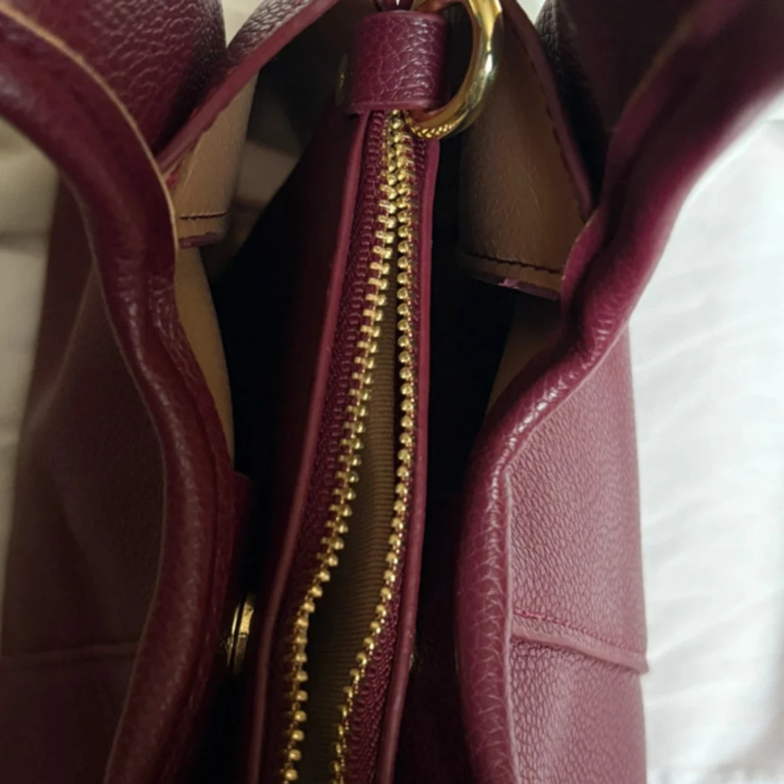 Vinröd axelväska i skinn med dragkedja - 2