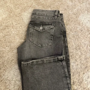 Grå bootcut jeans - Snygga grå jeans med bootcut🩷