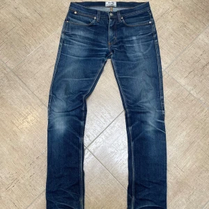 Acne Studios jeans  - Ett par extremt snygga Acne Studios jeans i väldigt bra skick! Storlek 30/32 men passar 29/32! Jeansen är raw och kommer med en väldigt snygg wash! Kontakta gärna oss om du har några frågor, priset är ej hugget i sten! Mvh Saint ;) 