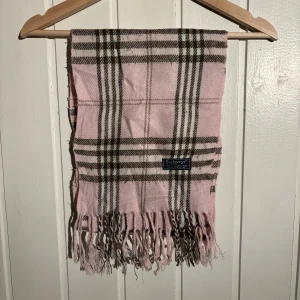 Burberry scarf - Burberry scarf i använt skick 7/10. Scarfen har fläckar därav det billiga priset. Kom pm vid funderingar