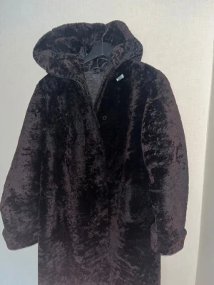 Äkta pälsjacka mörkbrun/ mörk burgandy - Säljer en äkta får päls jacka. Extremt varm och väldigt tjock och tung. Den är hämtad från ryssland från en mormor som hade allderles för många jackor. Jag tror jackan är storlek L men passar alla från M,L,Xl beroende på hur man vill att den ska sitta. Lite slitage syns vid övre knapparna men detta går enkelt och billigt att få lagas. Dma för mer frågor angående denna fiina jacka😊😊🎀