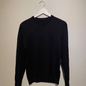 Mörkblå merinoulltröja These Glory Days - Mörkblå(väldigt mörk nyans), stilren tröja från These Glory Days i merinoull. 