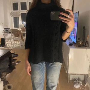 Svart stickad polotröja - Mysig svart stickad polotröja, Tröjan har trekvartsärm och  polokrage. Passformen är loose och den är enkel att styla till jeans eller kjol. Har ett litet hål vid halsen men ingenting man ser. Köptes för 500 ❤️❤️