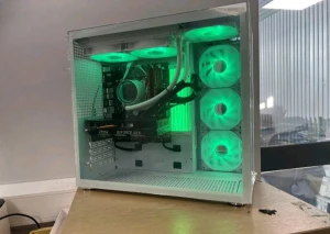 MSI GeForce GTX Gaming Stationär Dator - Snygg stationär gamingdator med MSI GeForce GTX grafikkort, RGB-belysning med flera färglägen, vattenkylning och vit chassi med glaspanel. Datorn är i mycket gott skick, inga synliga repor eller skador. Perfekt för gaming och krävande uppgifter.